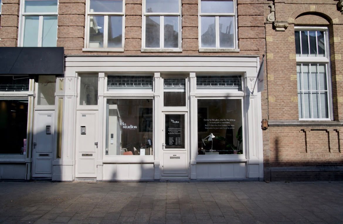 Gevel van The Glo Studios aan de Marnixstraat 140 H in Amsterdam, thuisbasis van The Goddess LAB